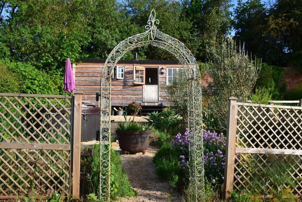 Luxury, Rural Shepherds Hut With Hot Tub Nr Bath 브리스틀 외부 사진