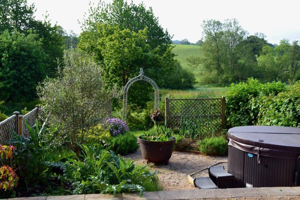 Luxury, Rural Shepherds Hut With Hot Tub Nr Bath 브리스틀 외부 사진