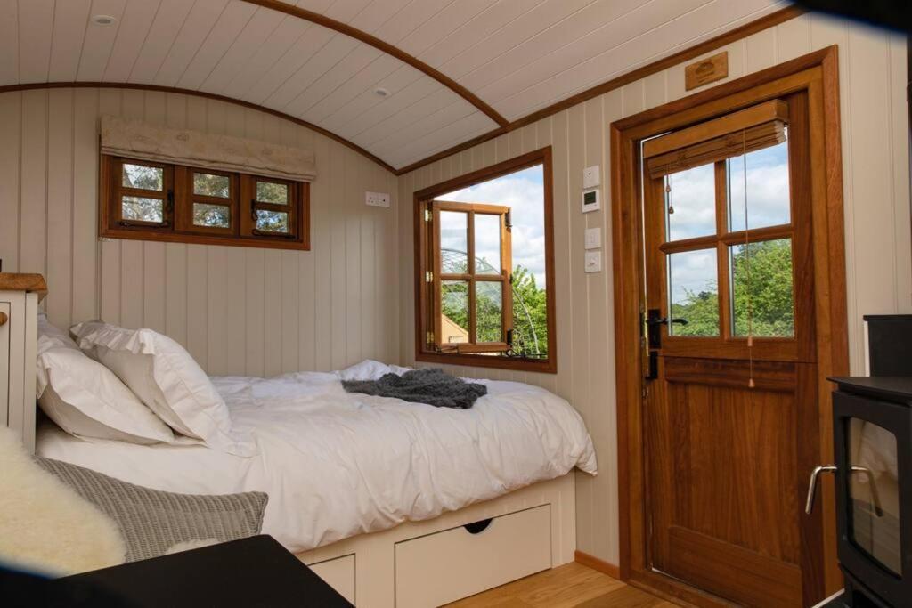 Luxury, Rural Shepherds Hut With Hot Tub Nr Bath 브리스틀 외부 사진