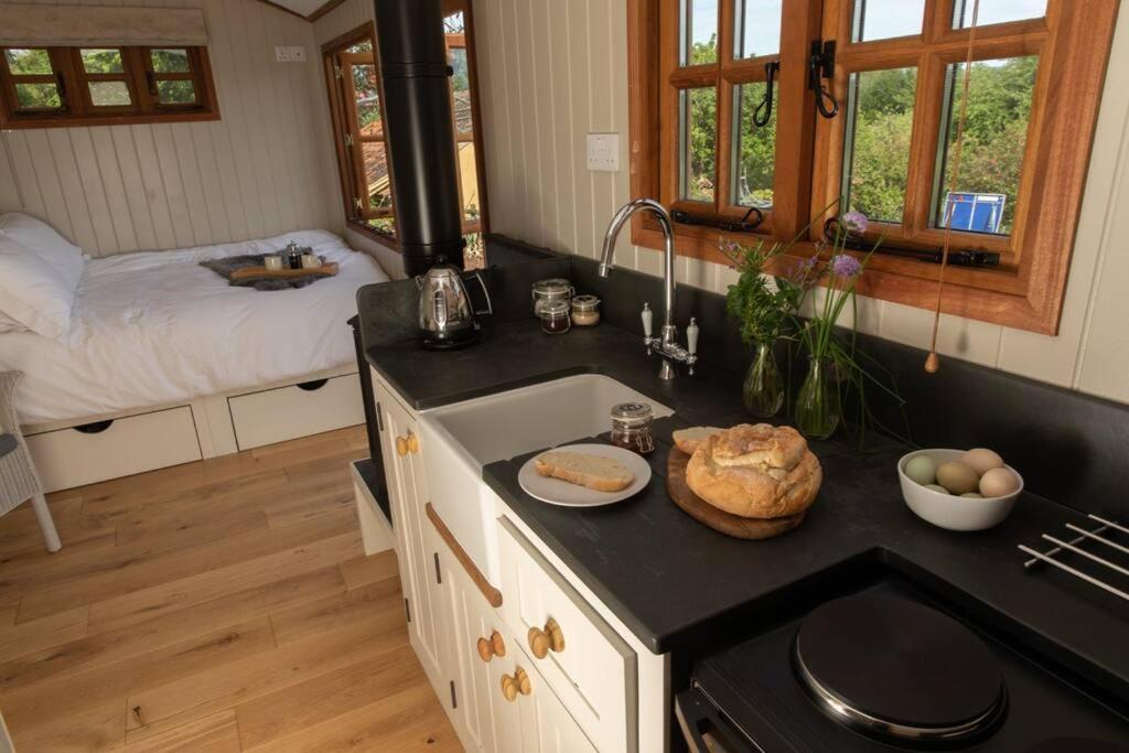 Luxury, Rural Shepherds Hut With Hot Tub Nr Bath 브리스틀 외부 사진