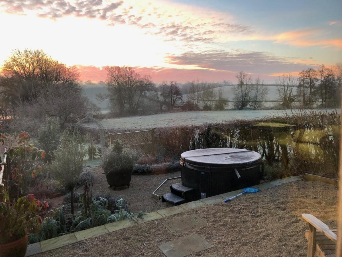 Luxury, Rural Shepherds Hut With Hot Tub Nr Bath 브리스틀 외부 사진